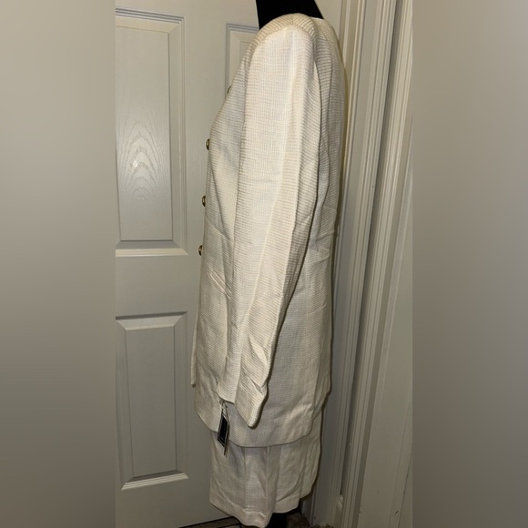 NWT Elegant Cream Blazer with Button Details - Picture 7 of 13